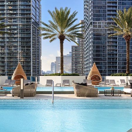โรงแรมคิมป์ตัน เอพิก ไมอามี ภายนอก รูปภาพ The rooftop pool at the SLS Brickell
