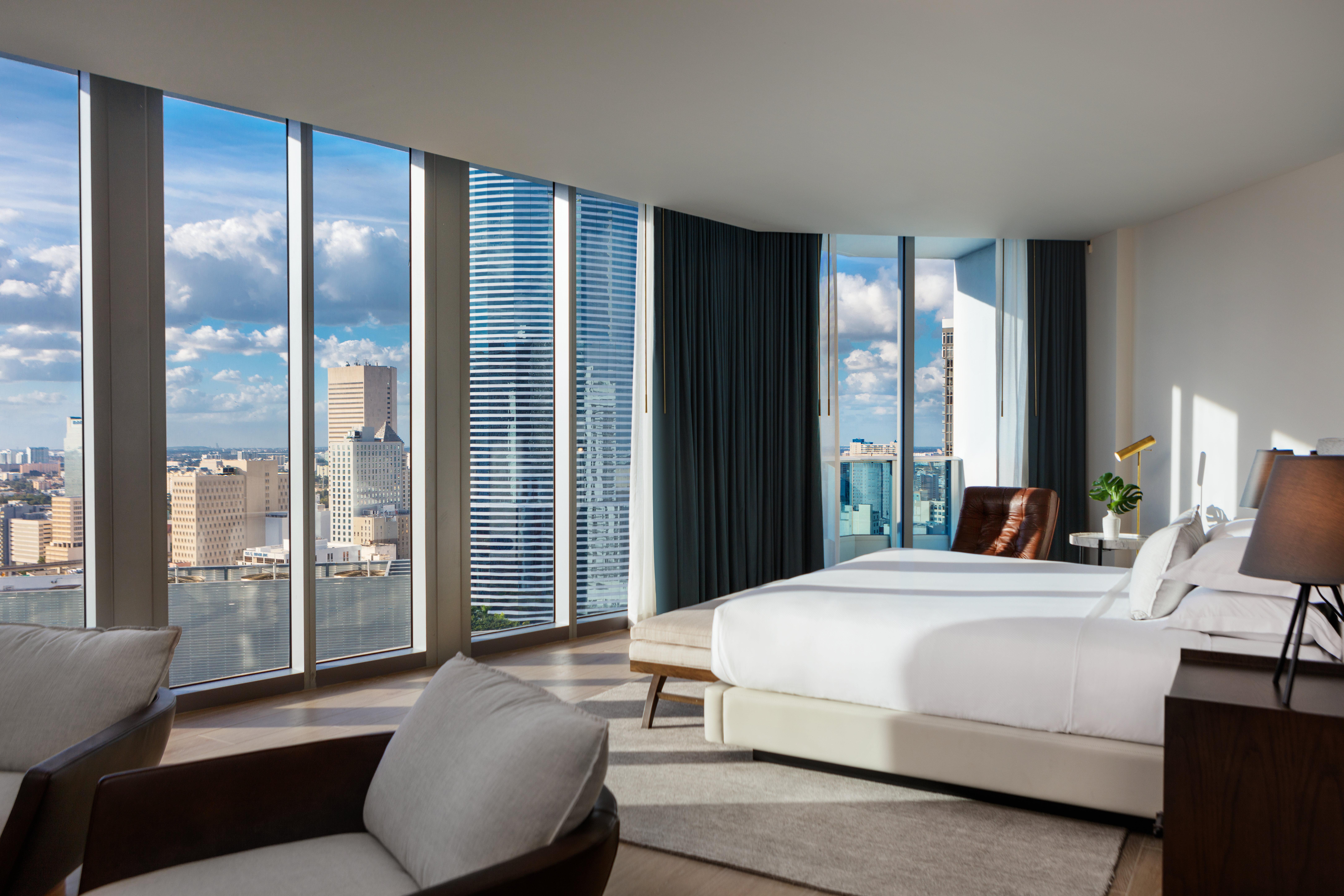 โรงแรมคิมป์ตัน เอพิก ไมอามี ภายนอก รูปภาพ A bedroom at the Mandarin Oriental