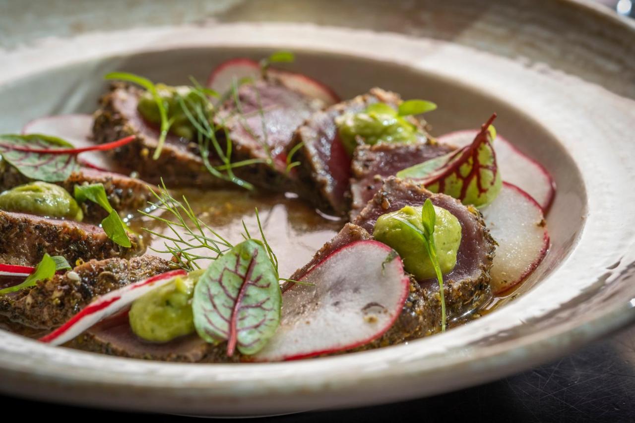 โรงแรมคิมป์ตัน เอพิก ไมอามี ภายนอก รูปภาพ A dish of cured and smoked fish