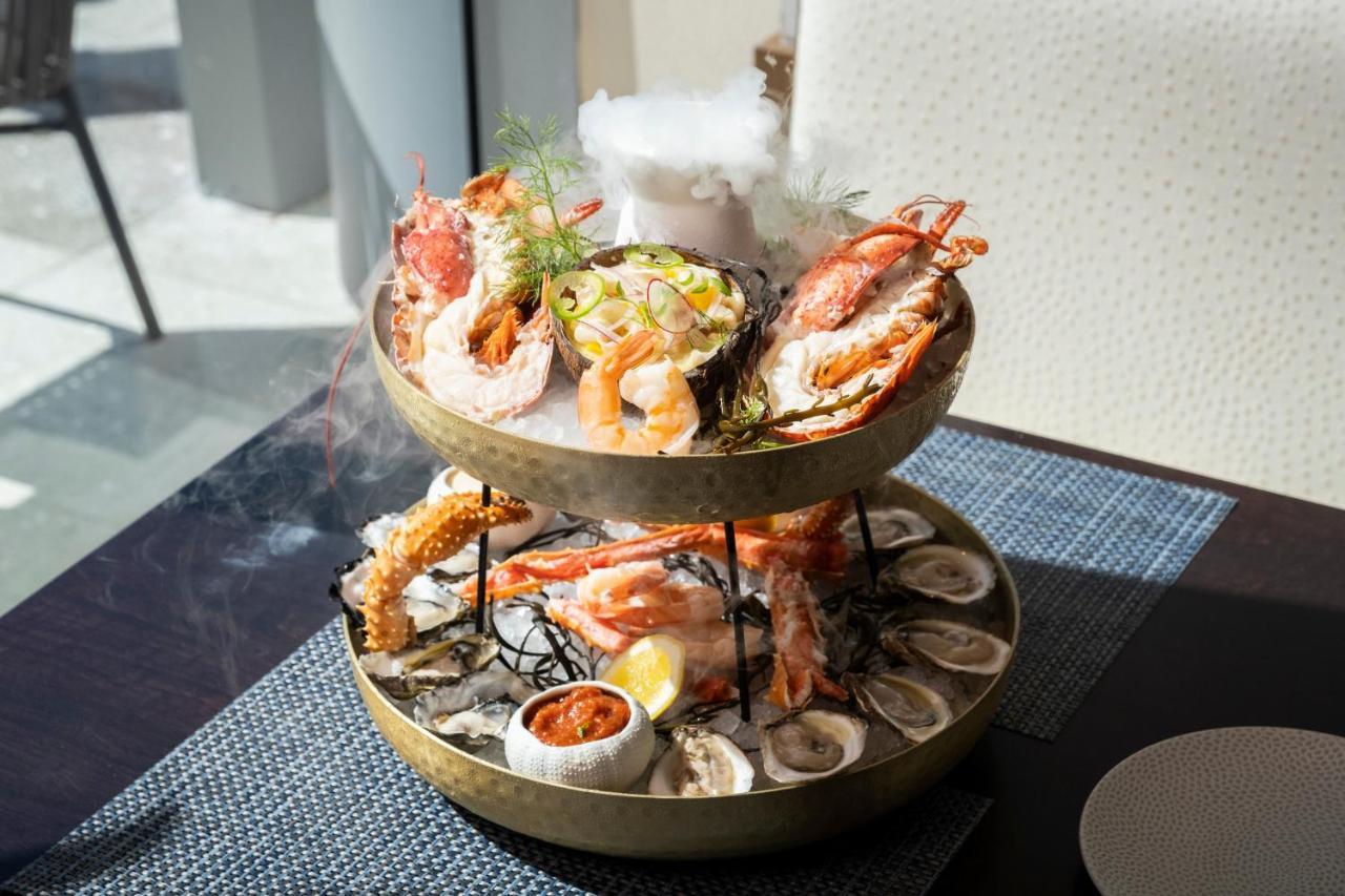 โรงแรมคิมป์ตัน เอพิก ไมอามี ภายนอก รูปภาพ A seafood platter