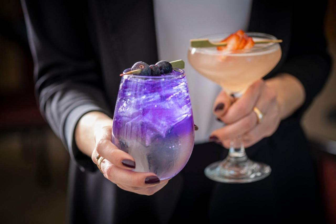 โรงแรมคิมป์ตัน เอพิก ไมอามี ภายนอก รูปภาพ A blue butterfly pea flower tea cocktail