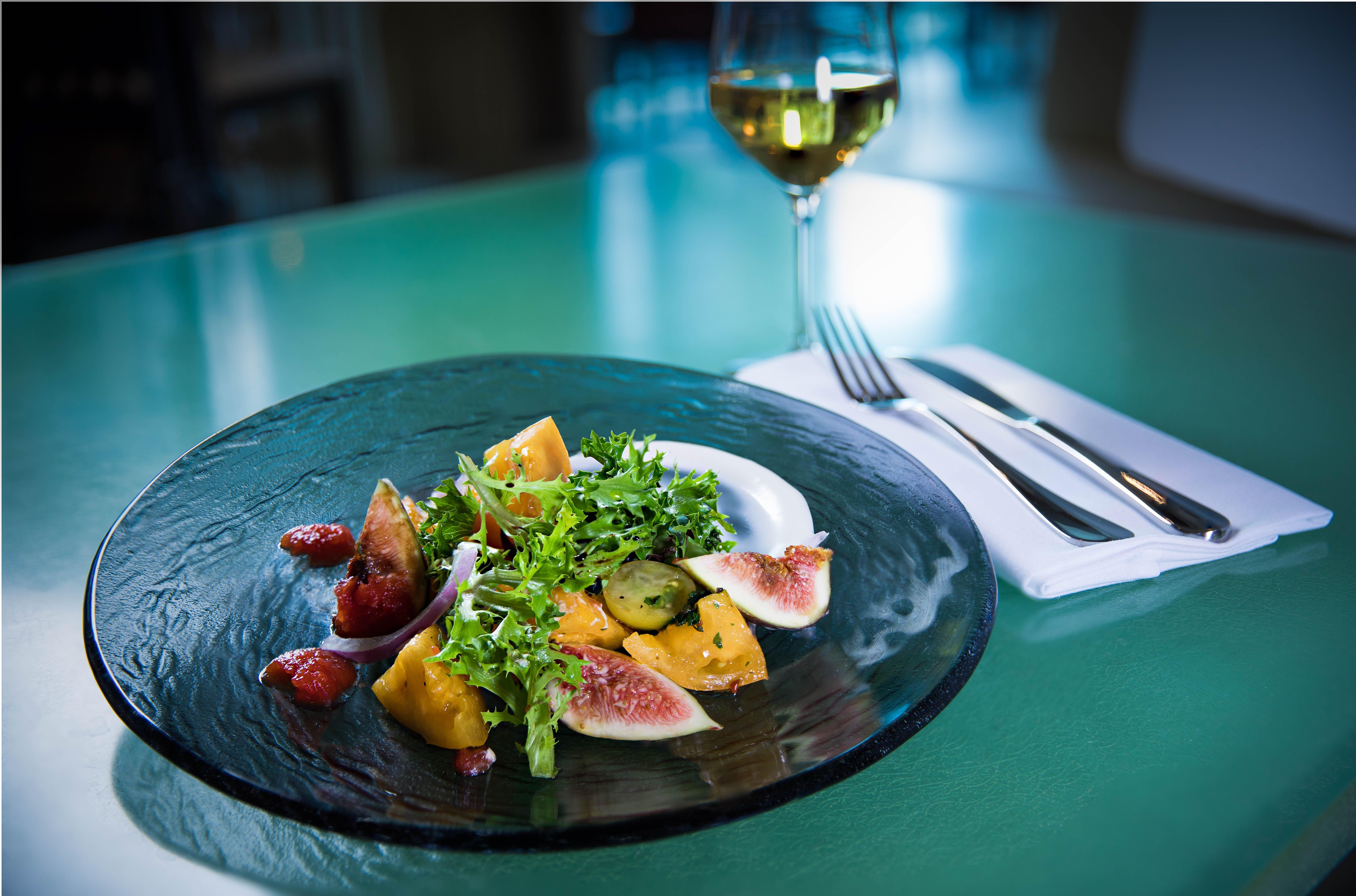 โรงแรมคิมป์ตัน เอพิก ไมอามี ภายนอก รูปภาพ A salad with a glass of wine