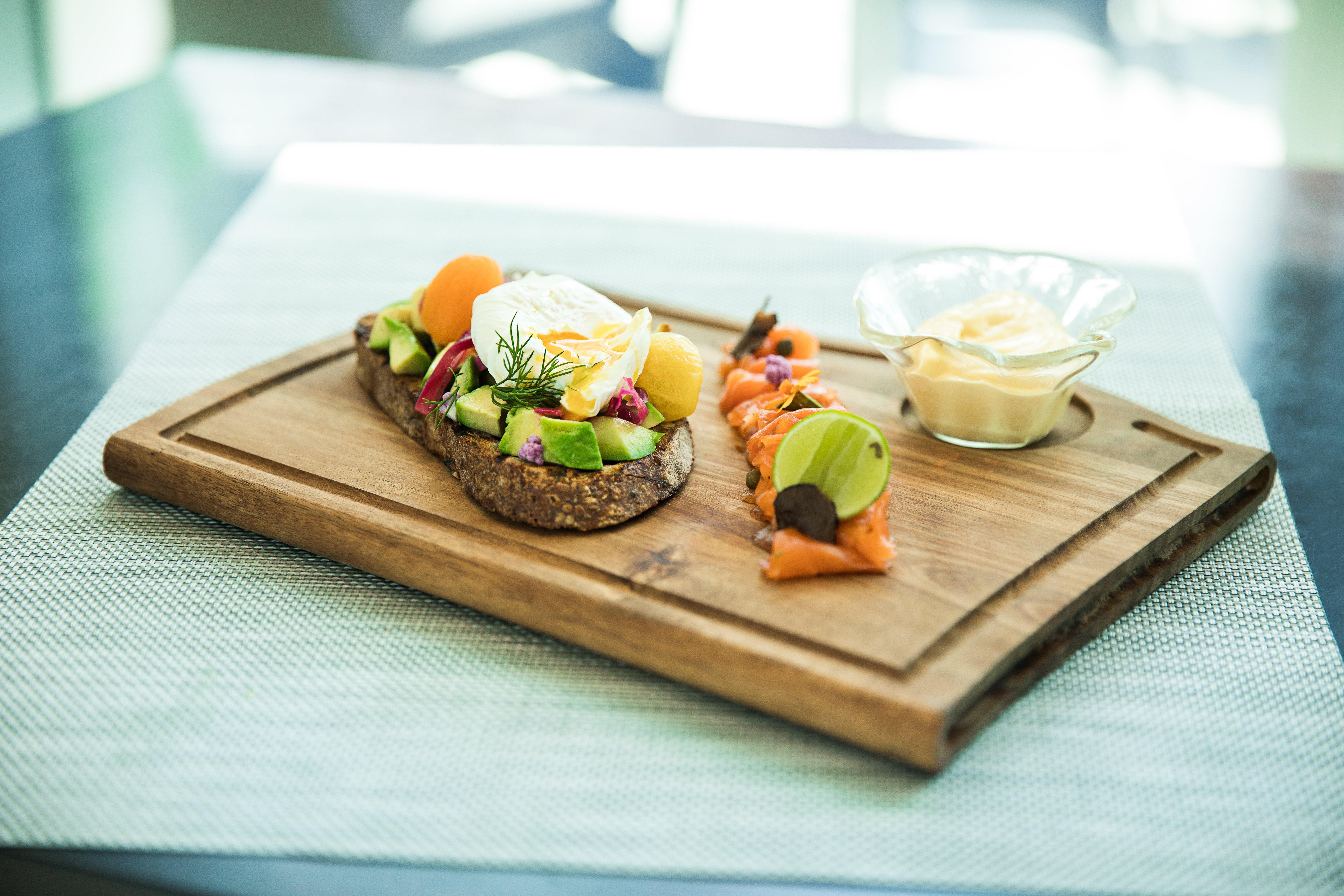 โรงแรมคิมป์ตัน เอพิก ไมอามี ภายนอก รูปภาพ A wooden cutting board