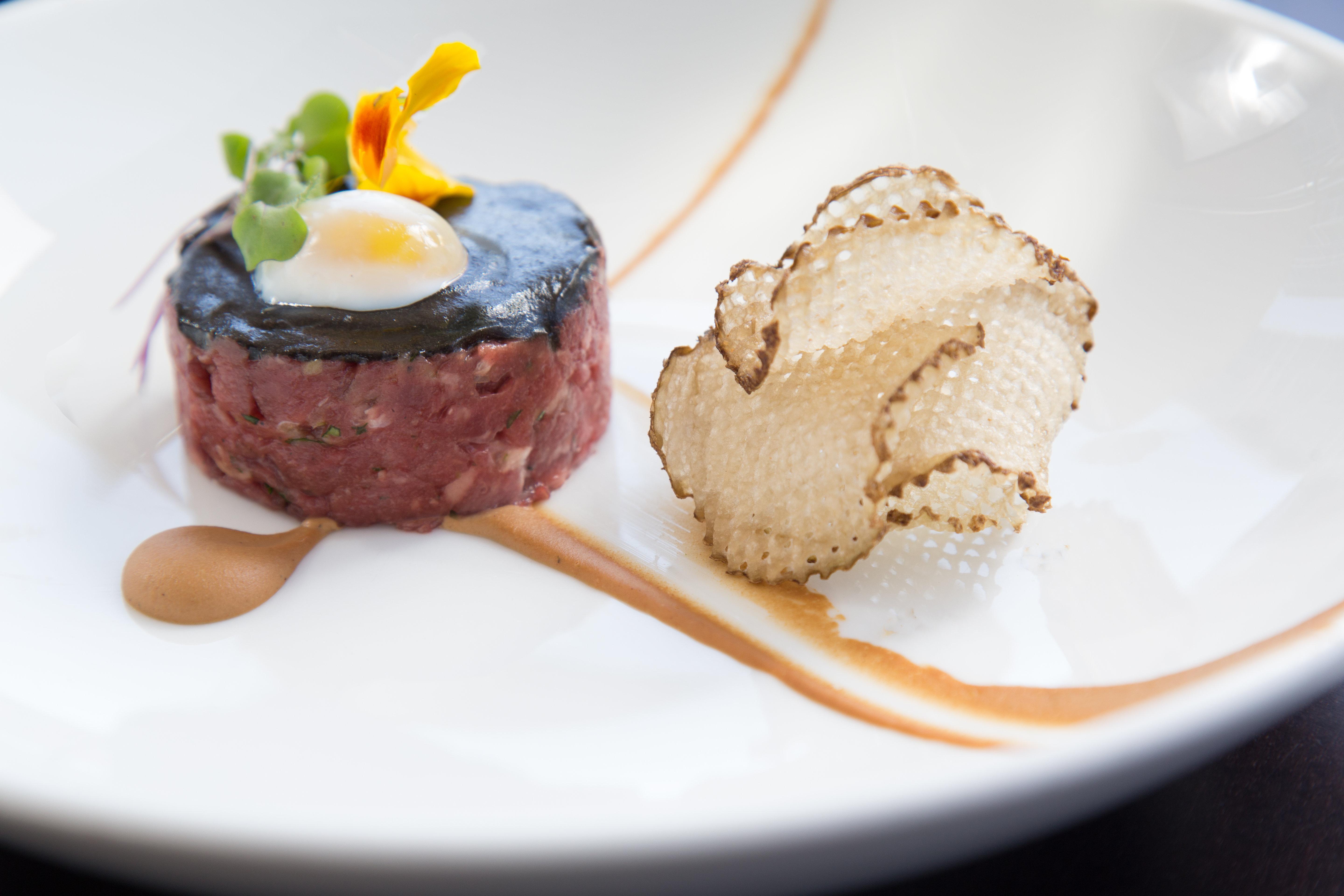 โรงแรมคิมป์ตัน เอพิก ไมอามี ภายนอก รูปภาพ A dish of beef tartar with a slice of black truffle