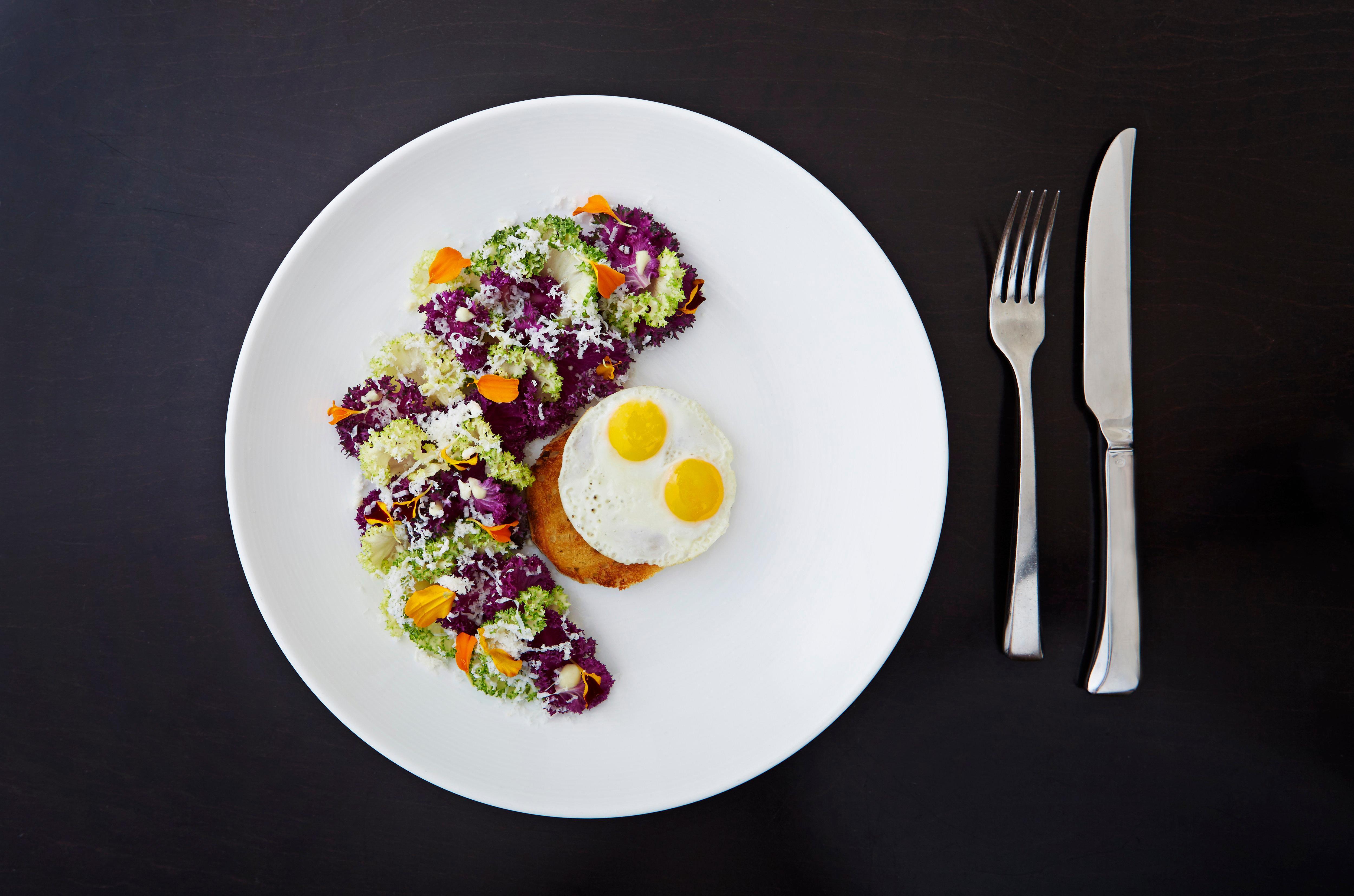 โรงแรมคิมป์ตัน เอพิก ไมอามี ภายนอก รูปภาพ A salad with a soft-boiled egg
