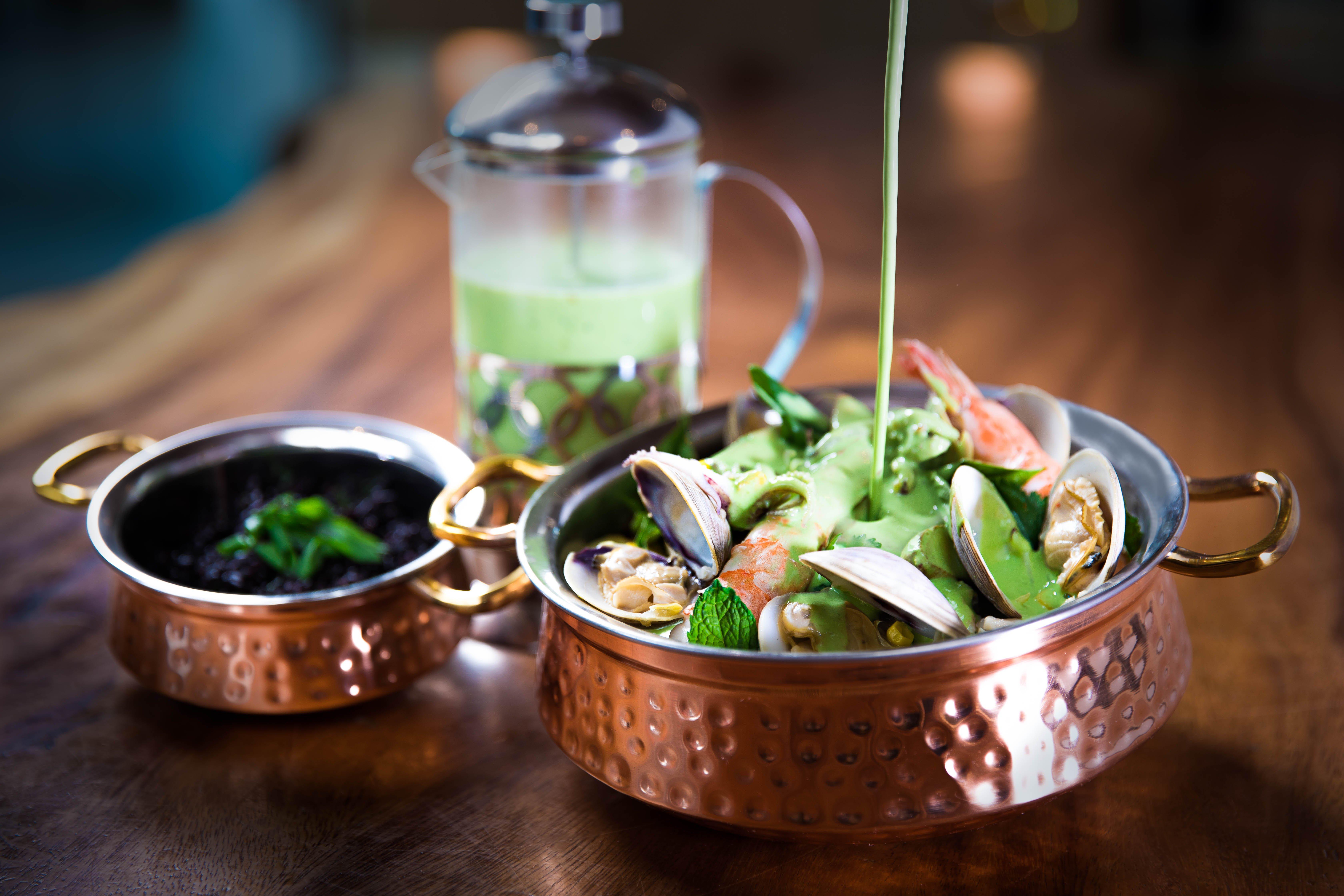 โรงแรมคิมป์ตัน เอพิก ไมอามี ภายนอก รูปภาพ A salad being dressed with a vinaigrette